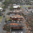 Cidades dos EUA ficam devastadas depois de fenômenos naturais; veja as fotos (@ZHarris07/REUTERS - 01.04.2023)